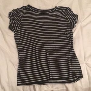 It’s a American Eagle crop top! It’s also a small